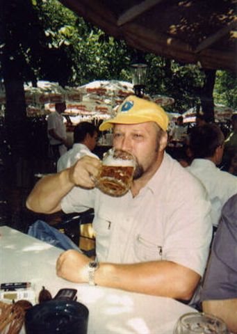 Blada #40 trinkt ein Bier